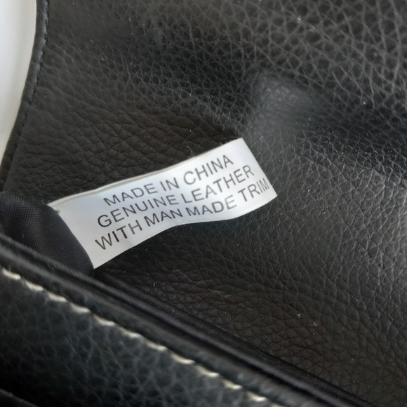 Small leather shoulder purse many compartments. Black leather faux leather trim. - Picture 5 of 8